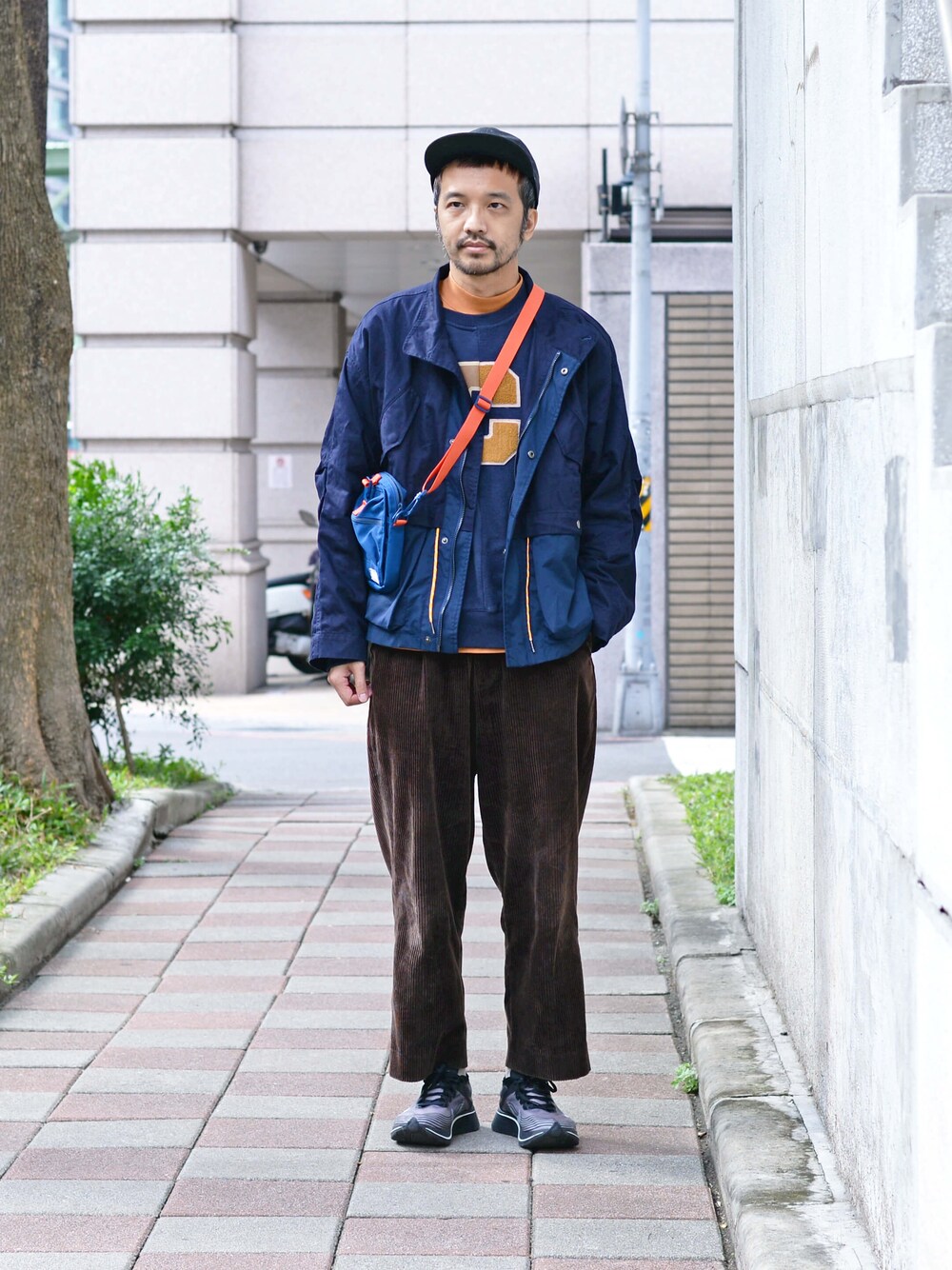 ホワイト系のTシャツ/カットソーを着用したメンズの冬コーディネートの1枚目の写真