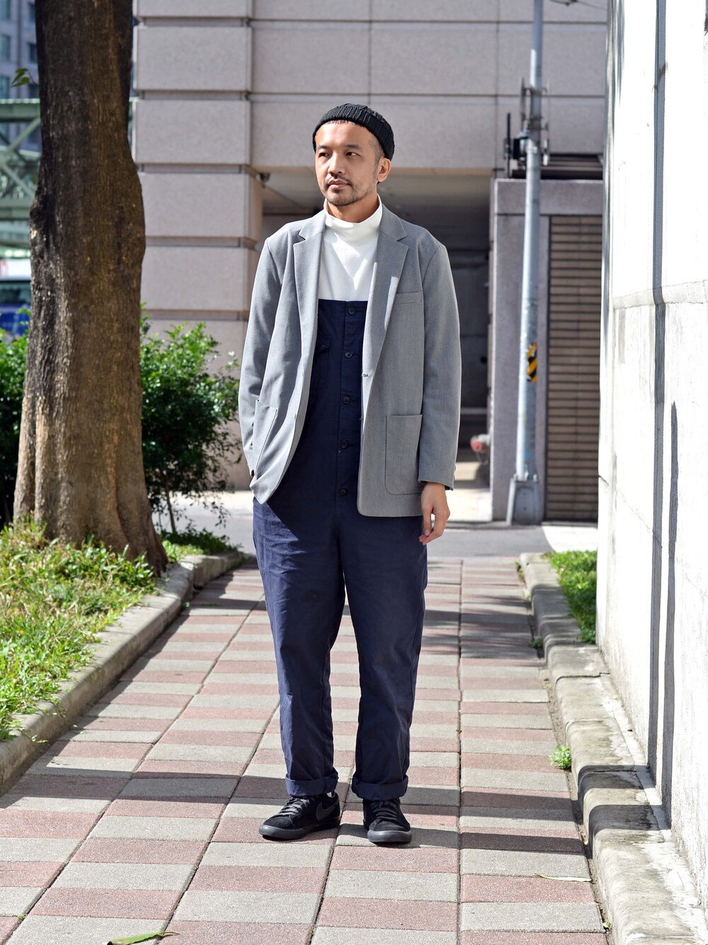 ホワイト系のTシャツ/カットソーを着用したメンズの冬コーディネートの1枚目の写真