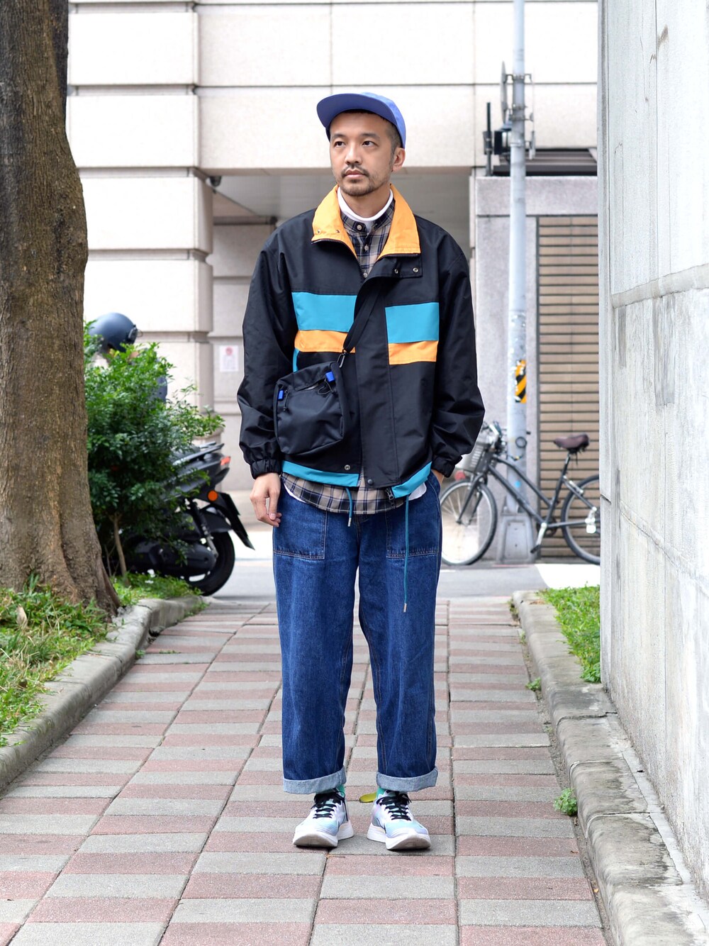 ブルー系のデニムパンツを着用したメンズの冬コーディネートの1枚目の写真