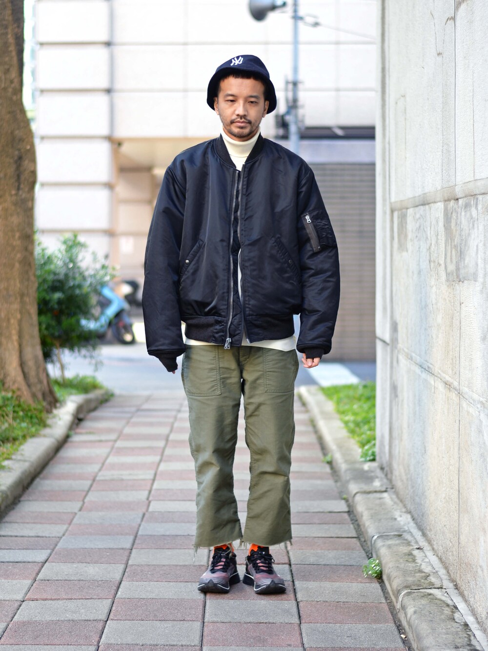 ホワイト系のTシャツ/カットソーを着用したメンズの冬コーディネートの1枚目の写真