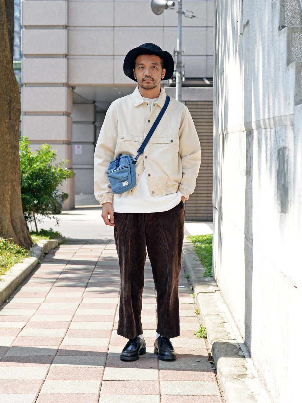 ホワイト系のTシャツ/カットソーを着用したメンズの冬コーディネートの1枚目の写真