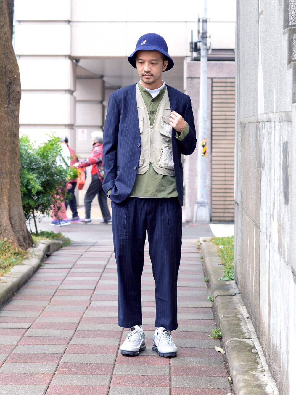 ブラック系のその他パンツを着用したメンズの春コーディネートの1枚目の写真