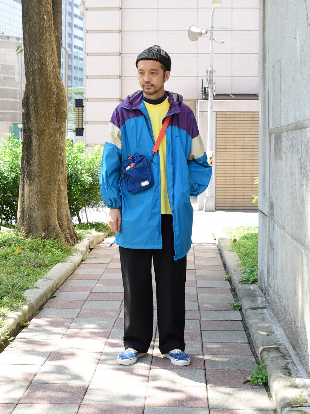 ブラック系のその他パンツを着用したメンズの春コーディネートの1枚目の写真