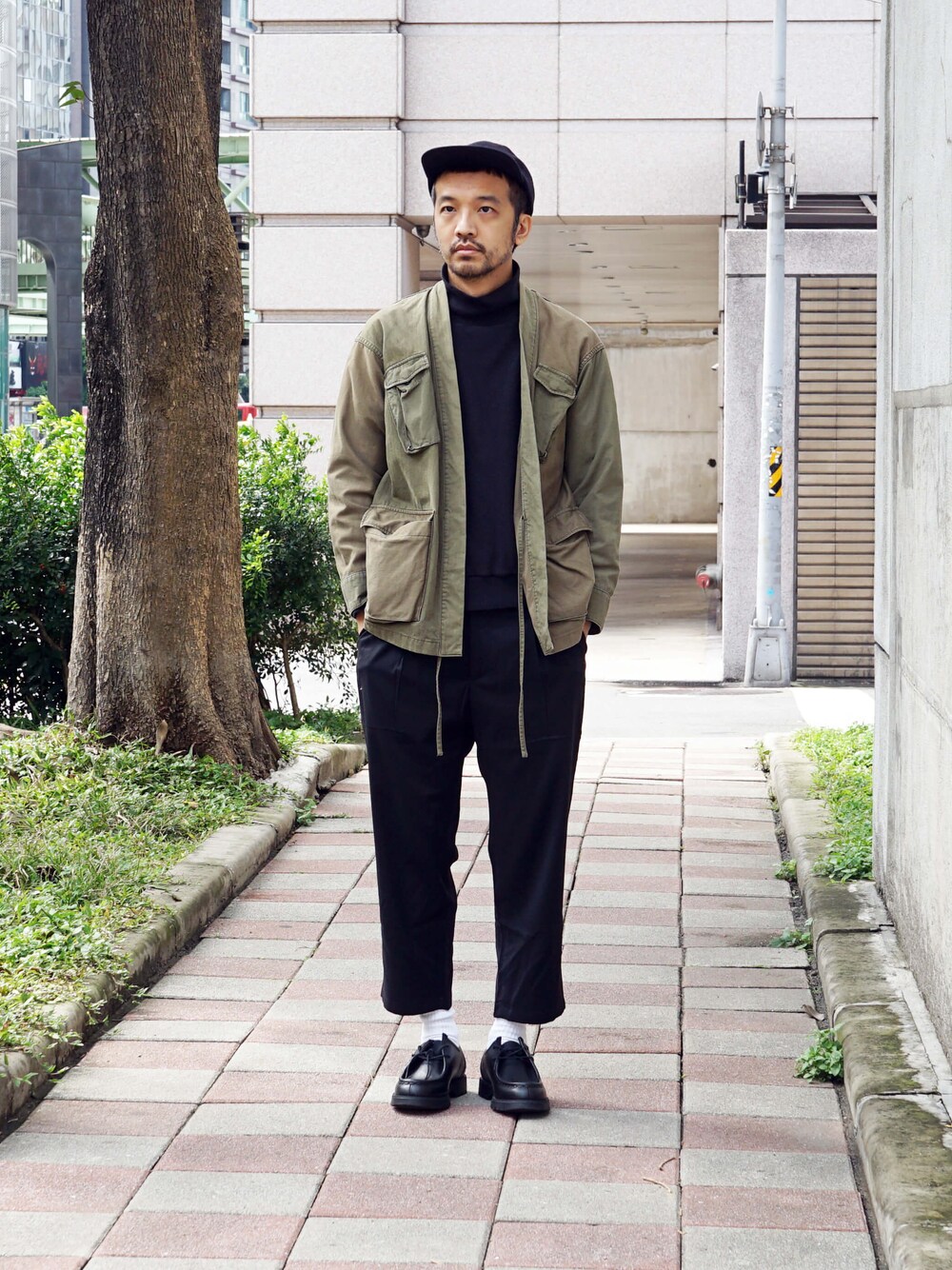 ホワイト系のTシャツ/カットソーを着用したメンズの春コーディネートの1枚目の写真