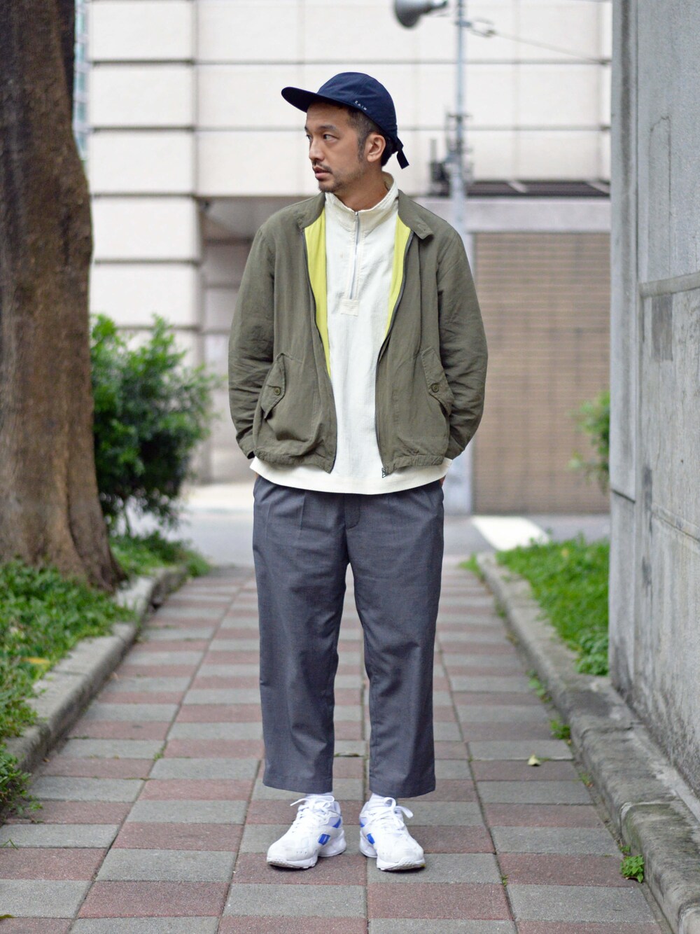 グレー系のその他パンツを着用したメンズの春コーディネートの1枚目の写真