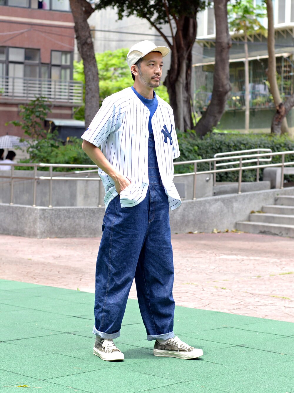 ホワイト系のTシャツ/カットソーを着用したメンズの春コーディネートの1枚目の写真