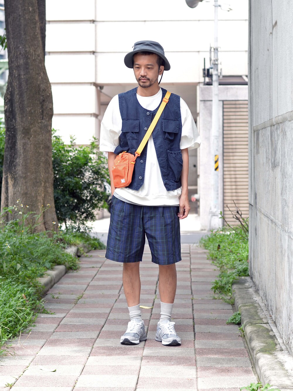 ベージュ系のその他パンツ、ブルー系のショルダーバッグを着用したメンズの夏コーディネートの1枚目の写真