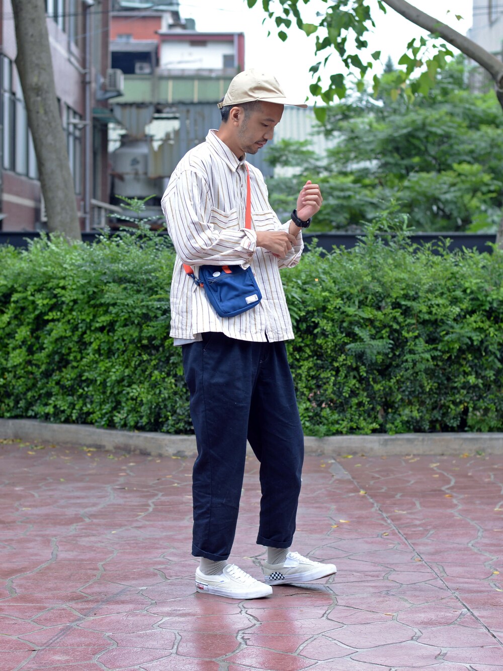 ブルー系のショルダーバッグ、ブルー系のチノパンツを着用したメンズの夏コーディネートの1枚目の写真