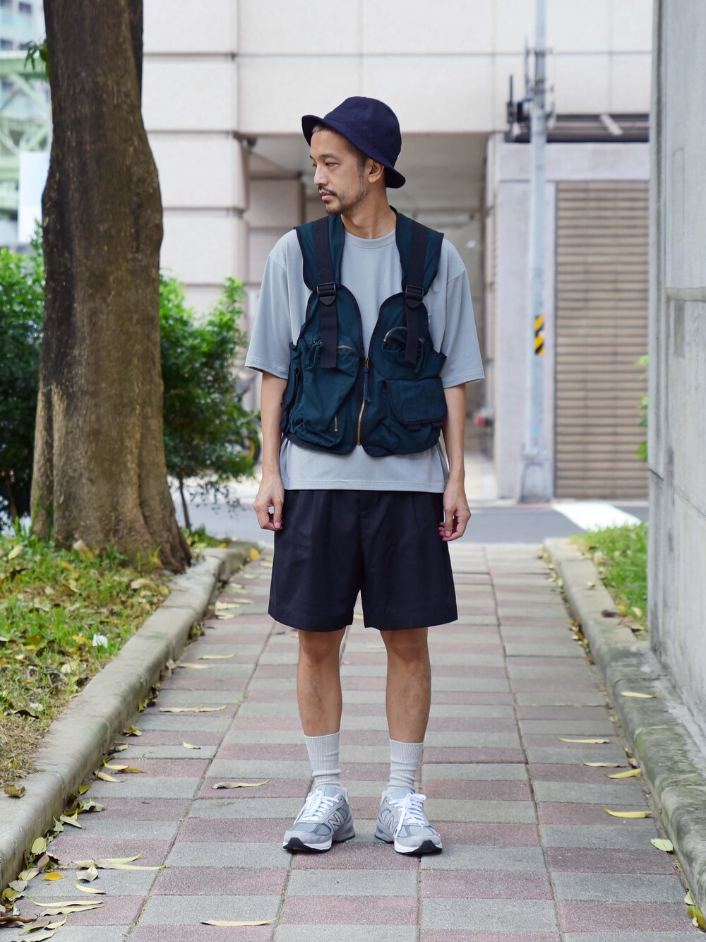 グレー系のTシャツ/カットソー、ブルー系のその他パンツを着用したメンズの夏コーディネートの1枚目の写真