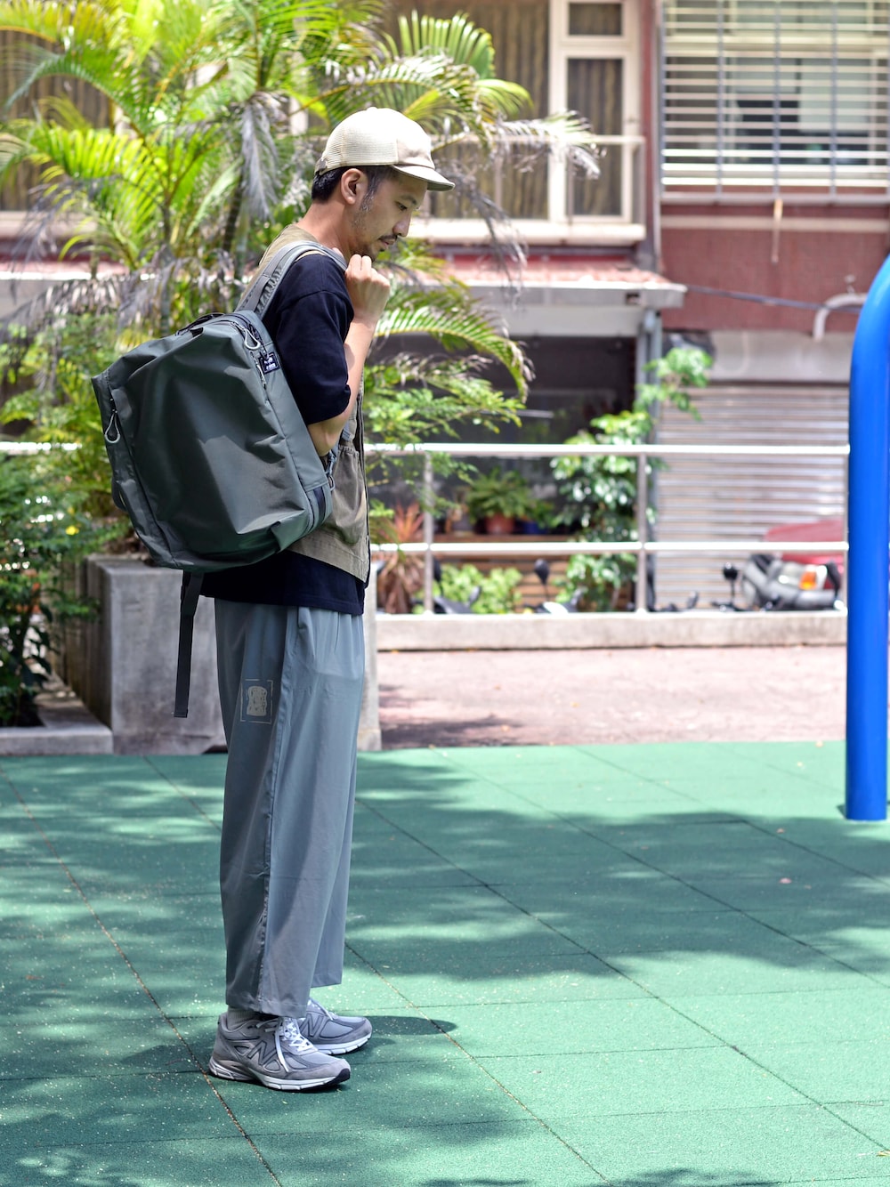 イエロー系のTシャツ/カットソー、グリーン系のスラックスを着用したメンズの夏コーディネートの1枚目の写真