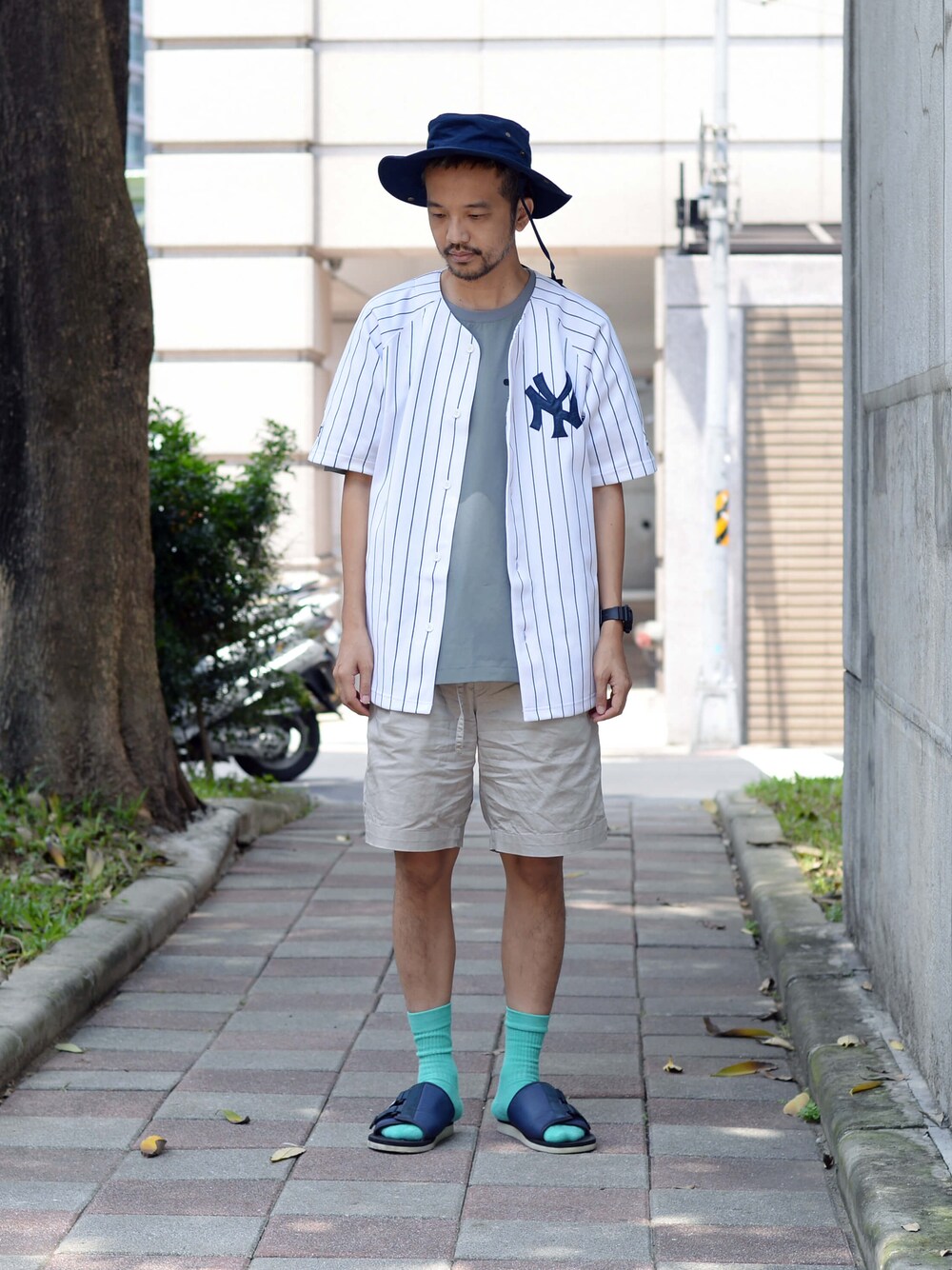 ホワイト系のTシャツ/カットソーを着用したメンズの夏コーディネートの1枚目の写真