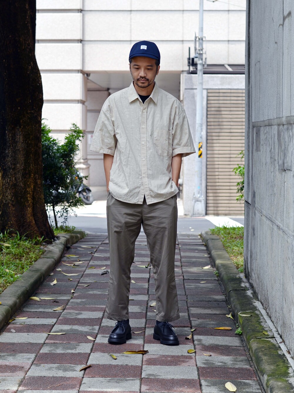 グレー系のチノパンツ、ブルー系のシャツ/ブラウスを着用したメンズの夏コーディネートの1枚目の写真