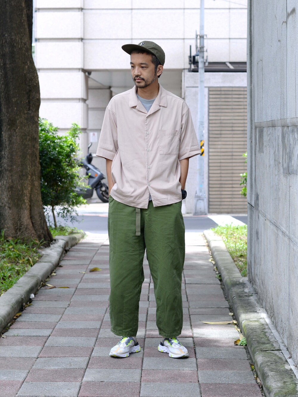 グレー系のTシャツ/カットソー、グリーン系のチノパンツ、ブルー系のシャツ/ブラウスを着用したメンズの夏コーディネートの1枚目の写真