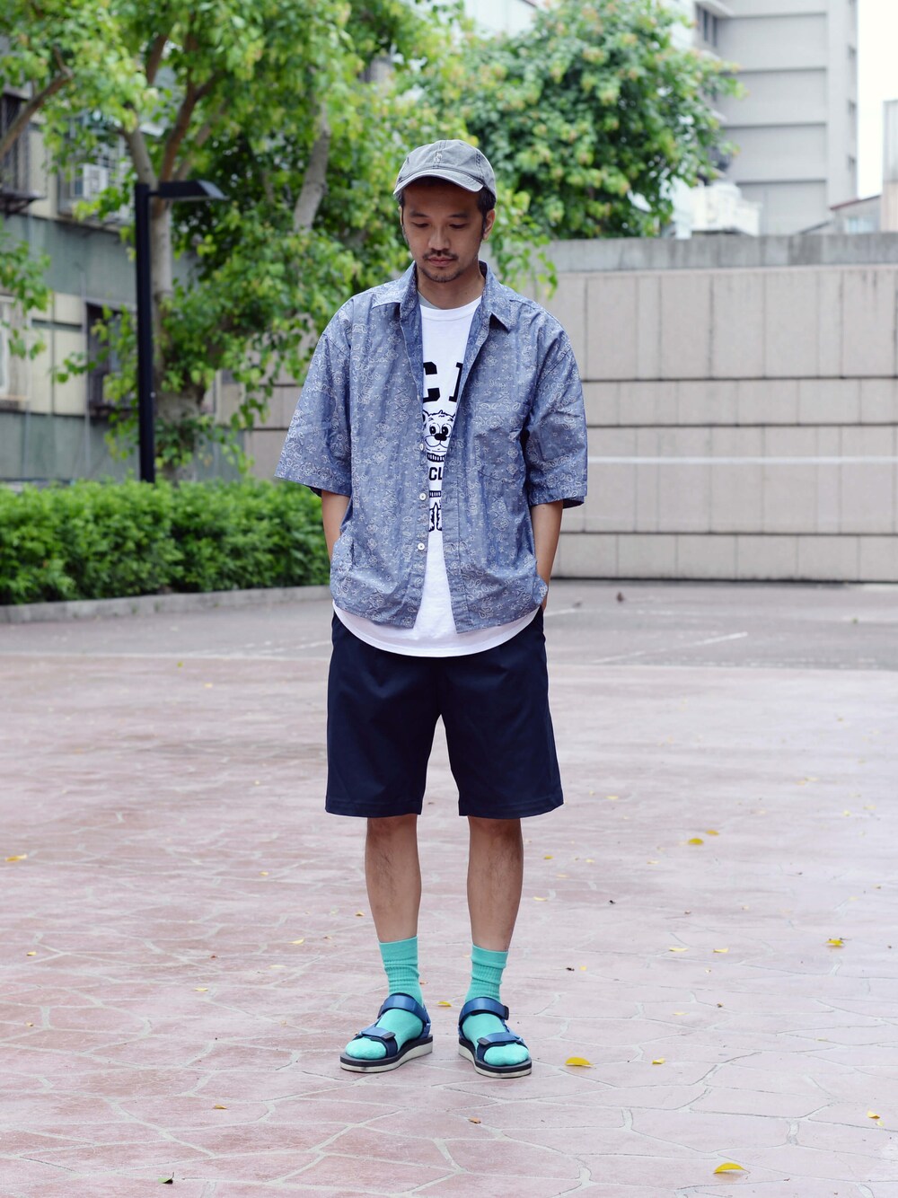 ブルー系のその他パンツ、ブルー系のシャツ/ブラウスを着用したメンズの夏コーディネートの1枚目の写真