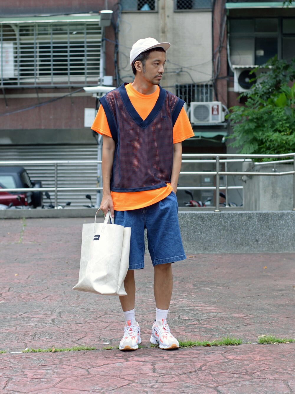 ブルー系のその他パンツ、グレー系のキャップを着用したメンズの夏コーディネートの1枚目の写真