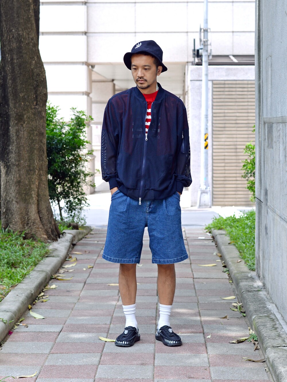 ブルー系のその他パンツを着用したメンズの秋コーディネートの1枚目の写真