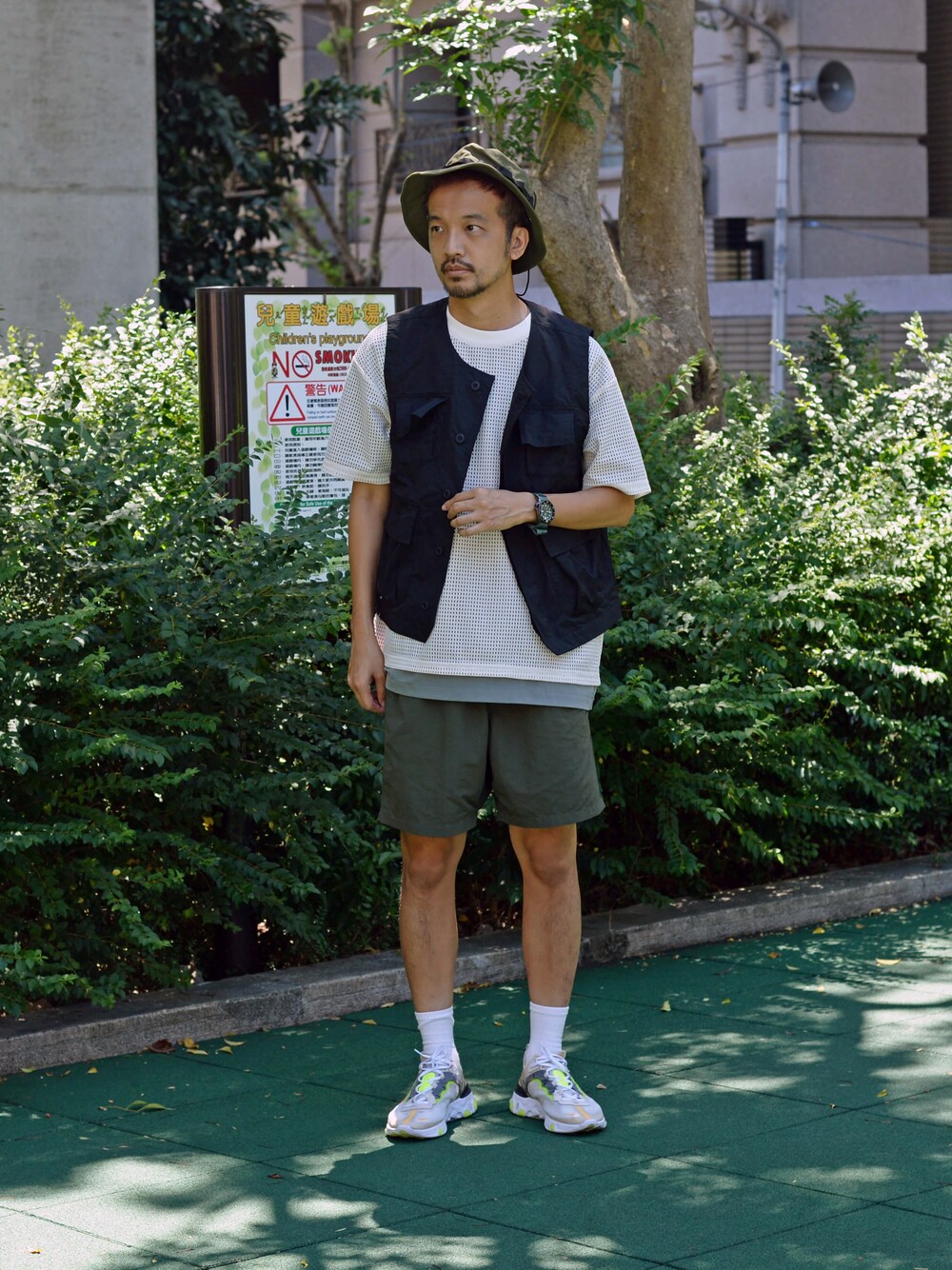 ホワイト系のTシャツ/カットソー、ブルー系のその他パンツを着用したメンズの秋コーディネートの1枚目の写真