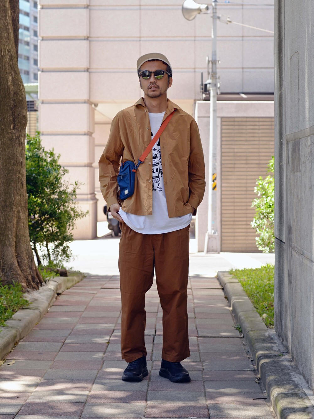 ブルー系のショルダーバッグ、グレー系のキャップを着用したメンズの秋コーディネートの1枚目の写真