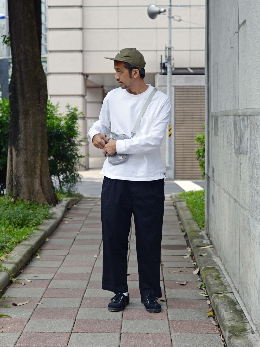ホワイト系のTシャツ/カットソー、ブラック系のカーゴパンツを着用したメンズの秋コーディネートの1枚目の写真