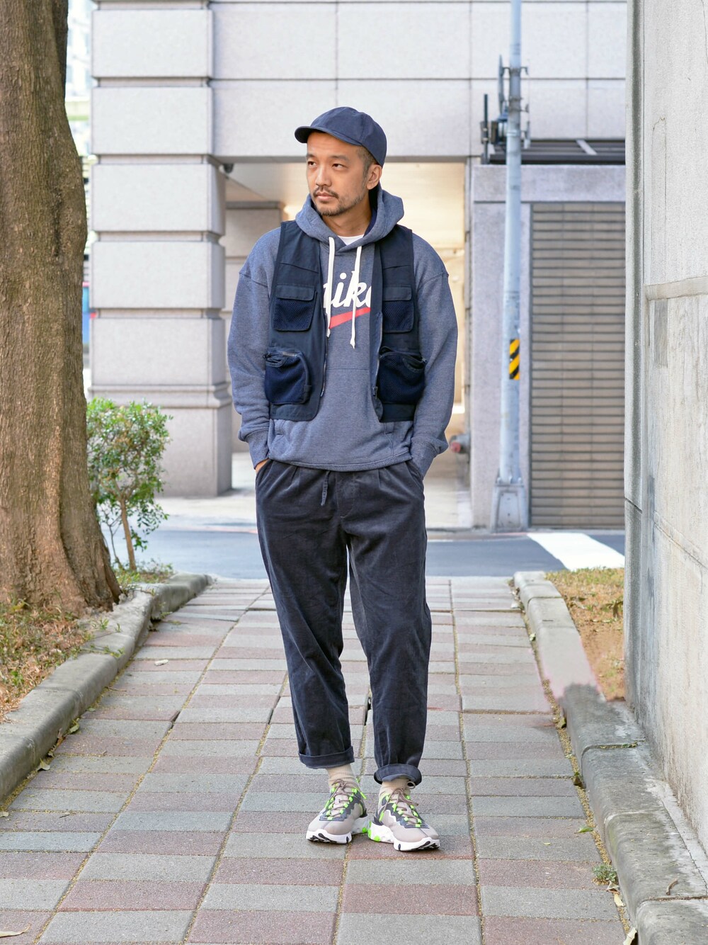 ブラック系のカーゴパンツを着用したメンズの冬コーディネートの1枚目の写真