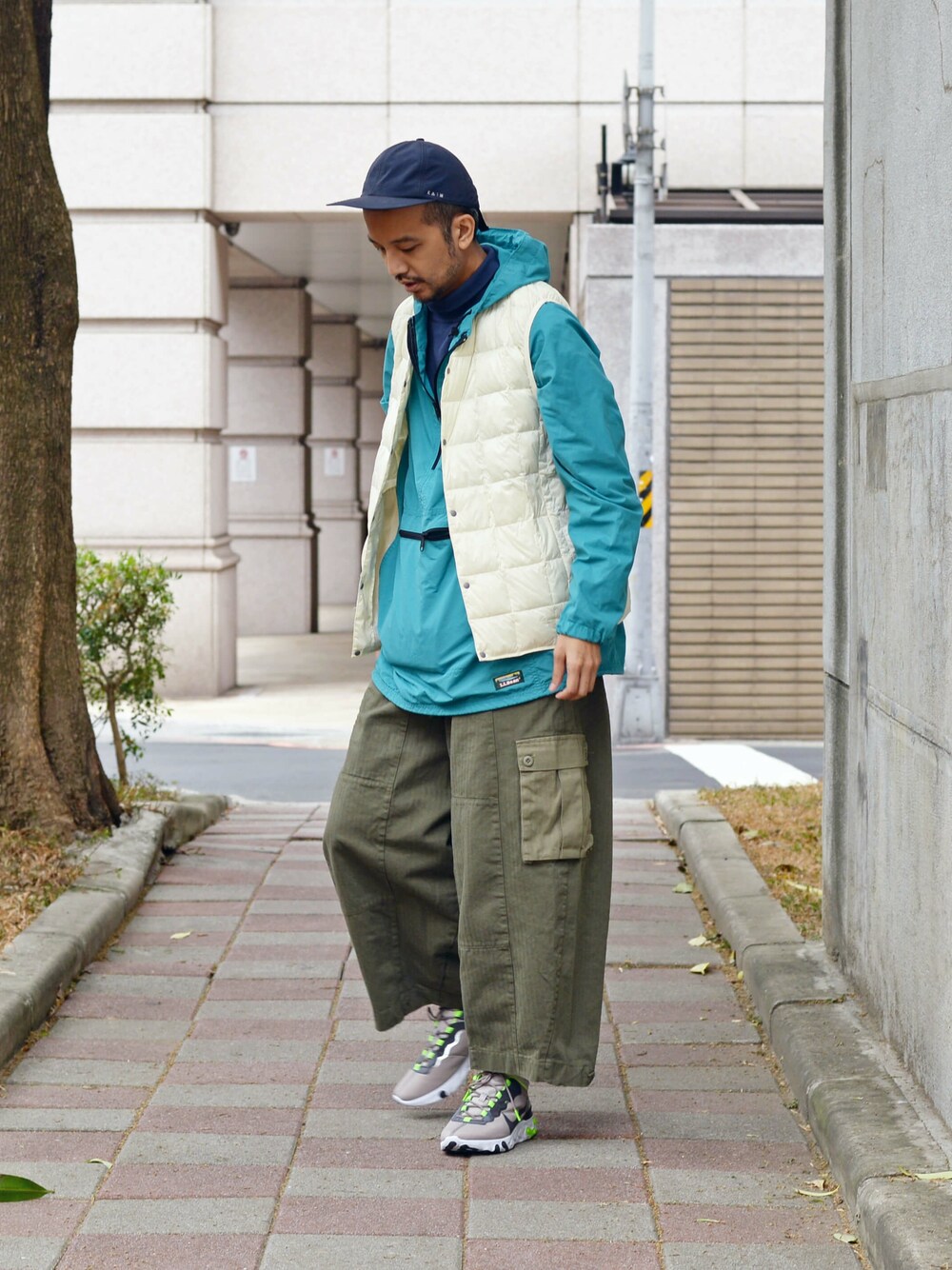 グリーン系のスラックスを着用したメンズの冬コーディネートの1枚目の写真