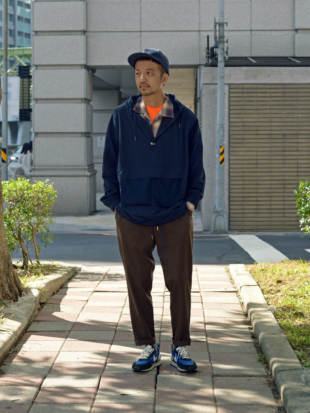 イエロー系のスラックス、ブルー系のシャツ/ブラウスを着用したメンズの冬コーディネートの1枚目の写真
