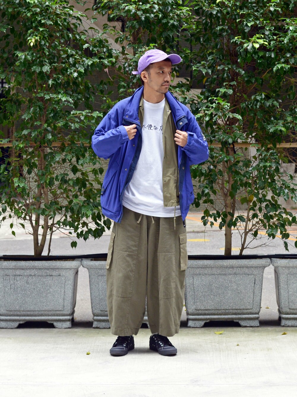 ホワイト系のTシャツ/カットソーを着用したメンズの冬コーディネートの1枚目の写真
