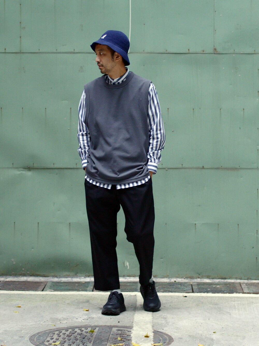 「cop by plain-me 、HOKA ONEONE BONDI5、Beauty & Youth x Kangol」｜「plain-meのCOP 伸縮コットンポケットワイドパンツ（カーゴパンツ、ブラック系）」を使った、plain-me_Akkoさん（メンズ・177cm）の春コーディネートの1枚目の写真