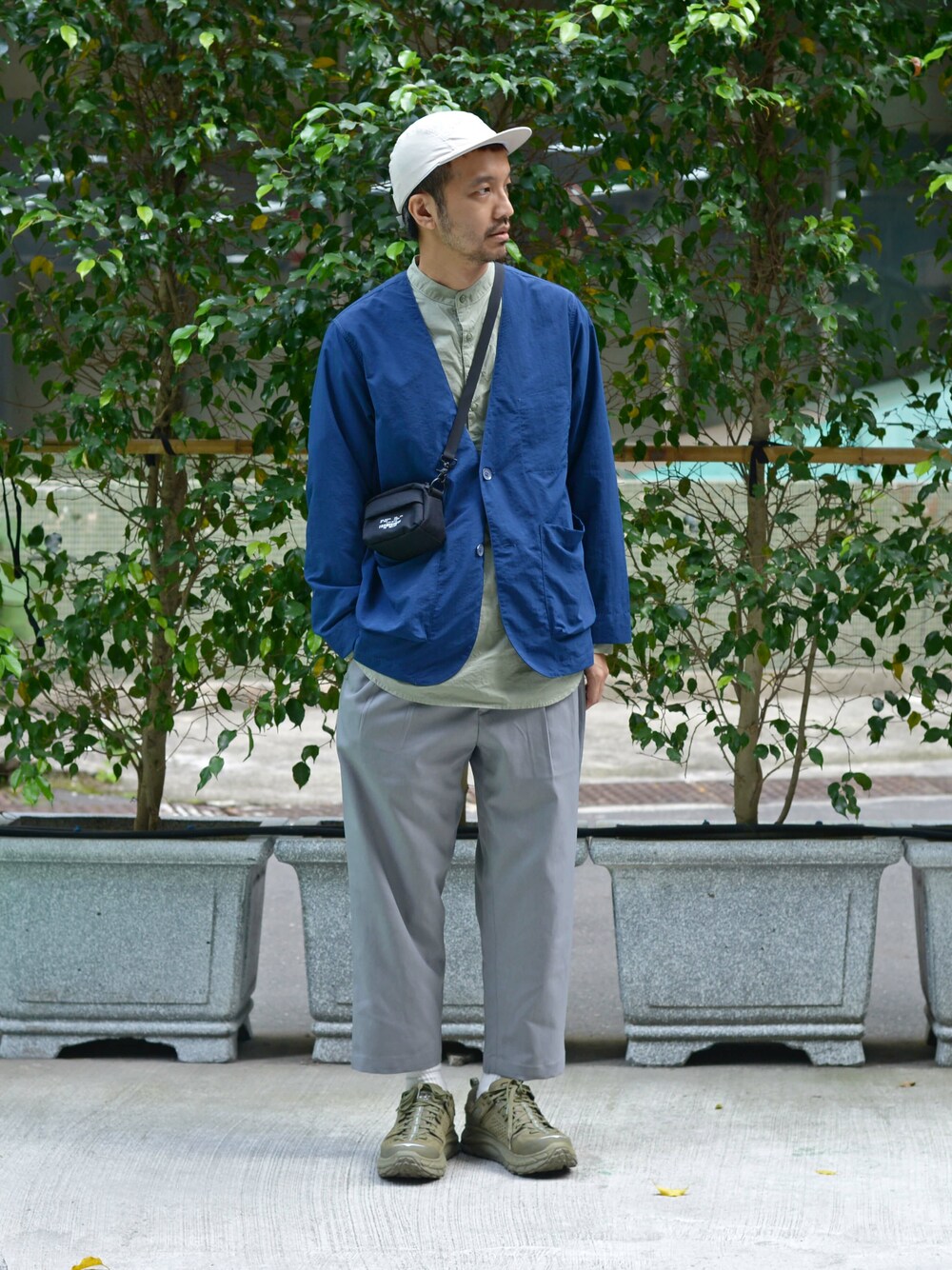 「cop by plain-me 、HOKA ONEONE」｜「COPのCOP デニムマルチポケット和風シャツ（シャツ/ブラウス、ブルー系）」を使った、plain-me_Akkoさん（メンズ・177cm）の春コーディネートの1枚目の写真