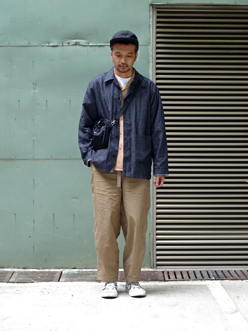 「cop by plain-me 、hello kitty x plain-me、Article Number」｜「plain-meのCOP コットンストレートパンツ（スラックス、イエロー系）」を使った、plain-me_Akkoさん（メンズ・177cm）の春コーディネートの1枚目の写真