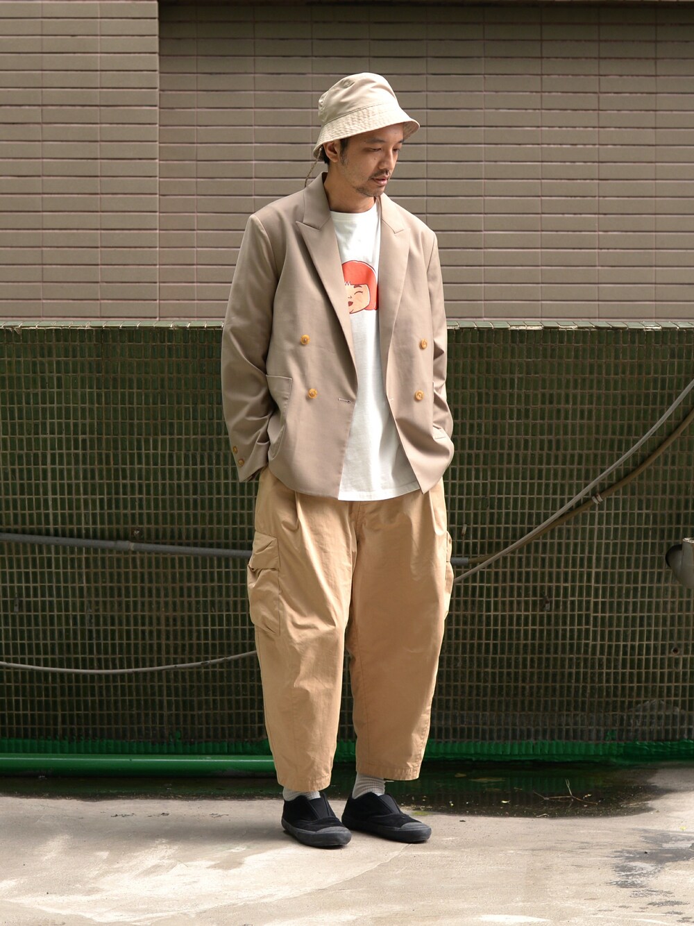「UNIVERSAL PRODUCTS、cop by plain-me 、plain-me x WISDOM」｜「plain-meのCOP コットンストレートパンツ（スラックス、イエロー系）」を使った、plain-me_Akkoさん（メンズ・177cm）の春コーディネートの1枚目の写真
