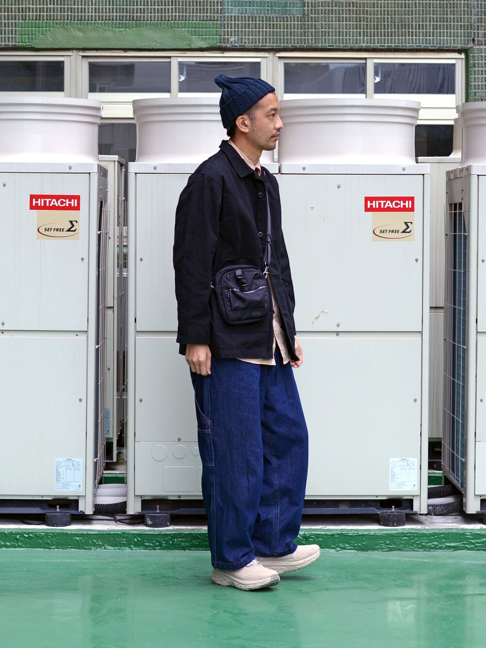 ブルー系のシャツ/ブラウスを着用したメンズの春コーディネートの1枚目の写真