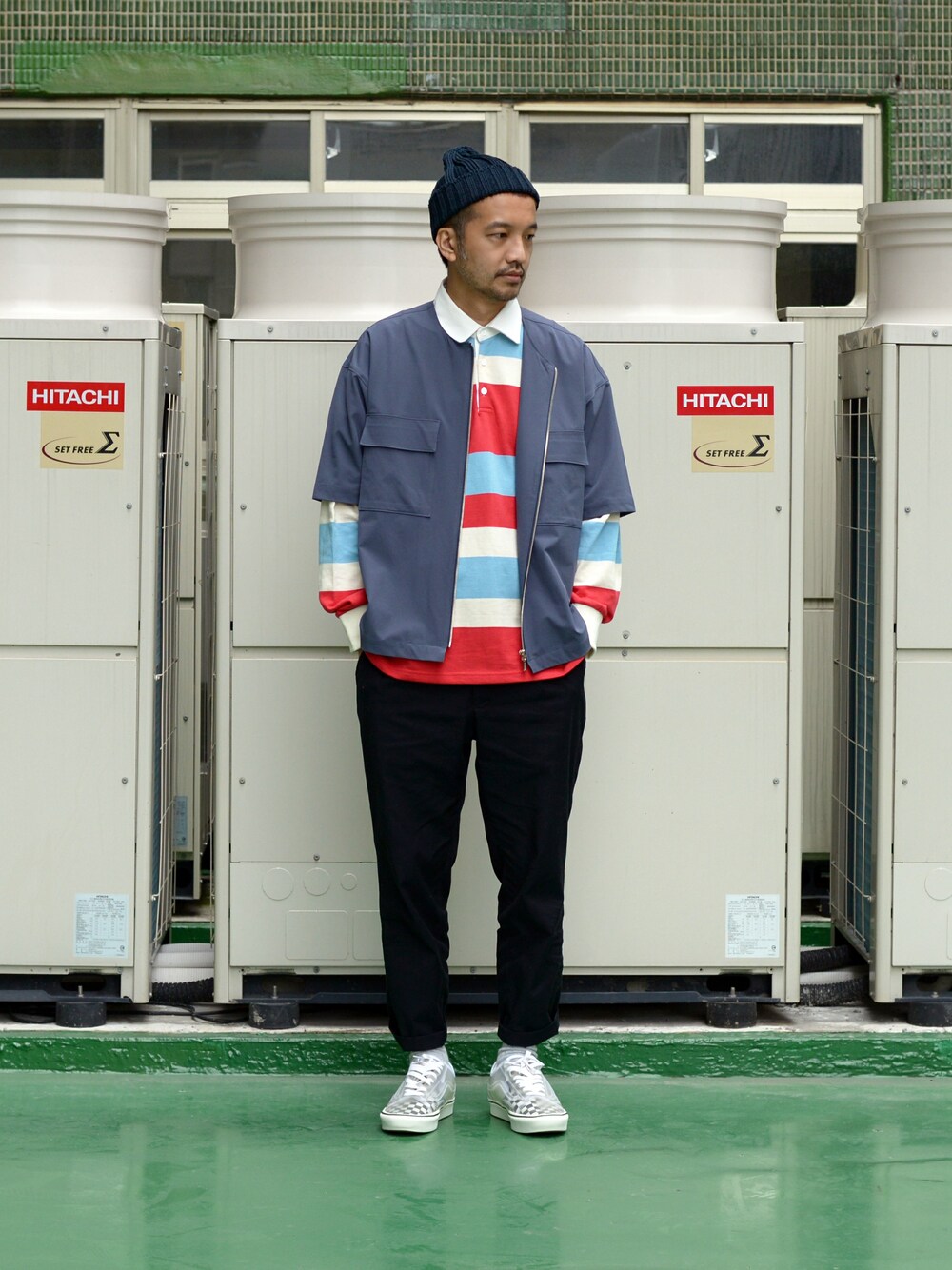 「VANS、BEAMS、mainbooth、cop by plain-me 」｜「plain-meのCOP 細畝テーパードパンツ（チノパンツ、ブラック系）」を使った、plain-me_Akkoさん（メンズ・177cm）の春コーディネートの1枚目の写真
