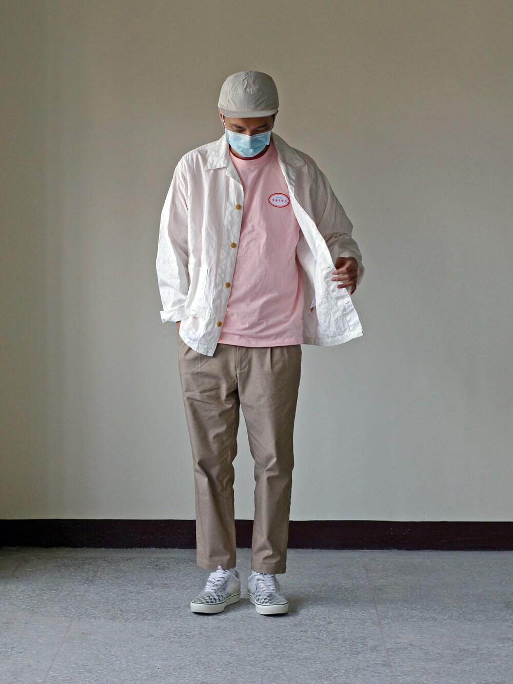 「VANS、cop by plain-me 、JNP」｜「COPの朝食店中国語学習TEEシャツ（Tシャツ/カットソー、ピンク系）」を使った、plain-me_Akkoさん（メンズ・177cm）の春コーディネートの1枚目の写真