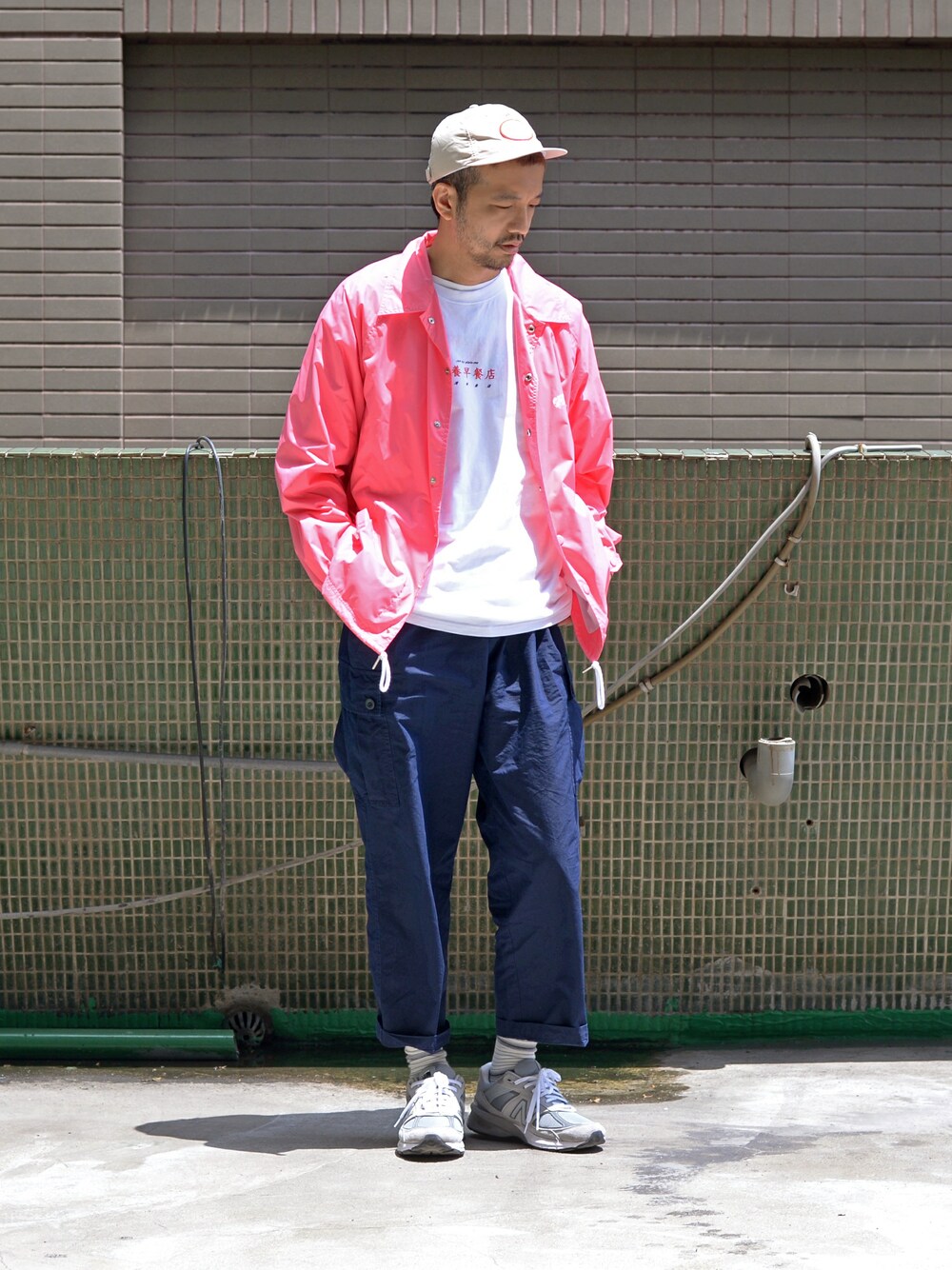 ホワイト系のTシャツ/カットソー、ブルー系のチノパンツ、ベージュ系のキャップを着用したメンズの春コーディネートの1枚目の写真