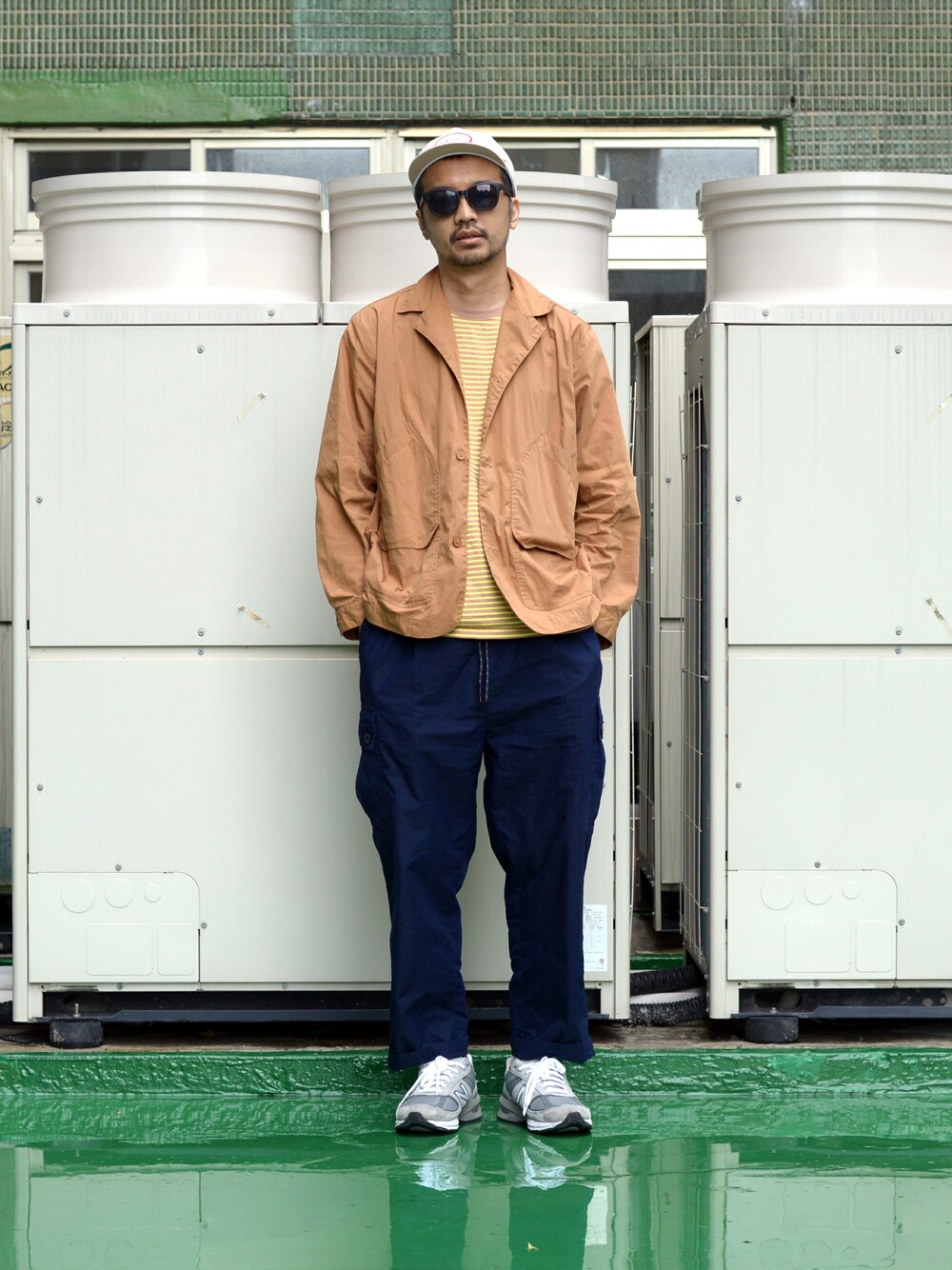 「cop by plain-me 、New Balance M990v5」｜「plain-meのCOP ウォッシュデニムコクーンロングパンツ（カーゴパンツ、ブルー系）」を使った、plain-me_Akkoさん（メンズ・177cm）の春コーディネートの1枚目の写真