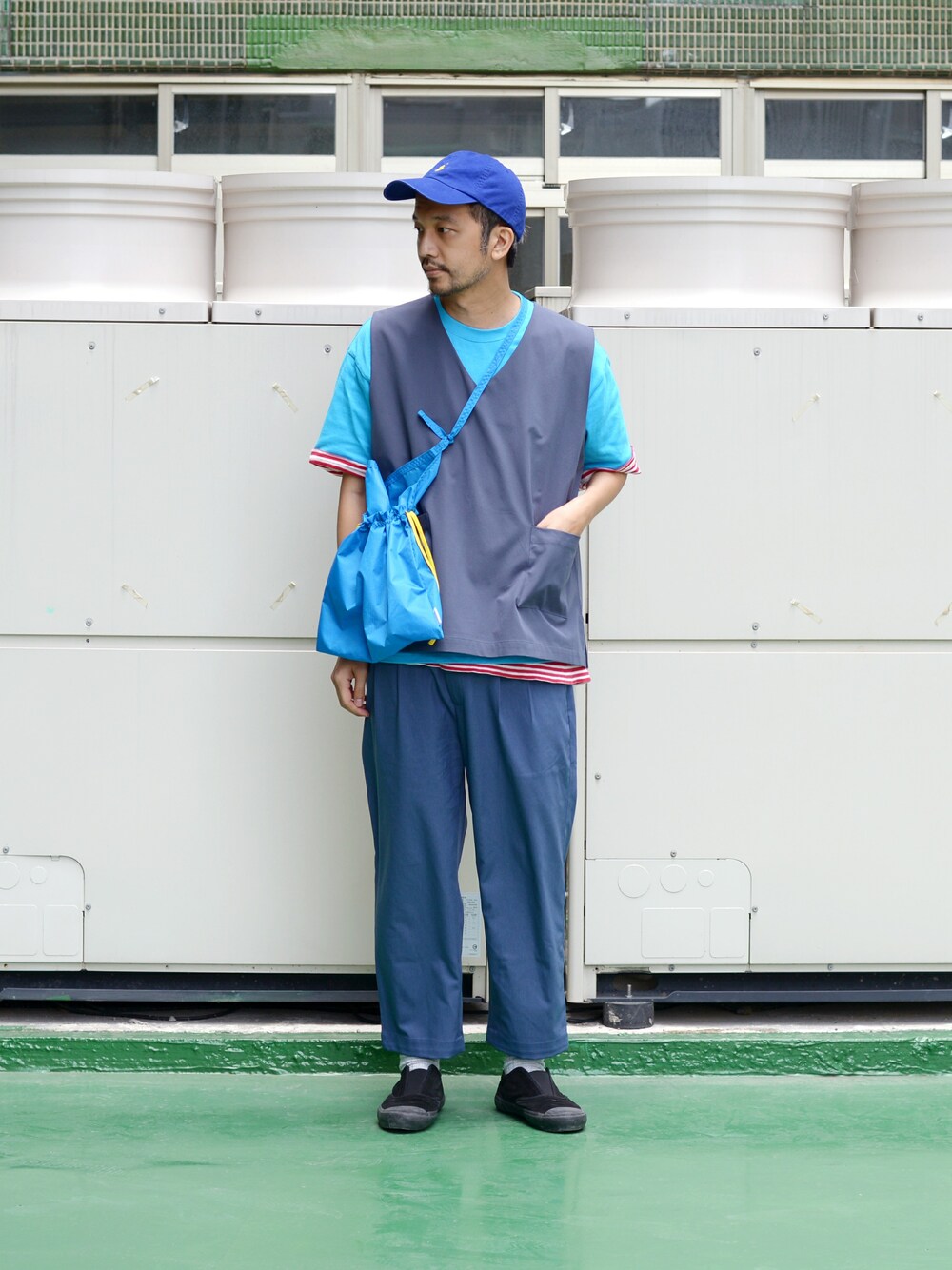 グリーン系のスラックス、ブルー系のTシャツ/カットソーを着用したメンズの春コーディネートの1枚目の写真