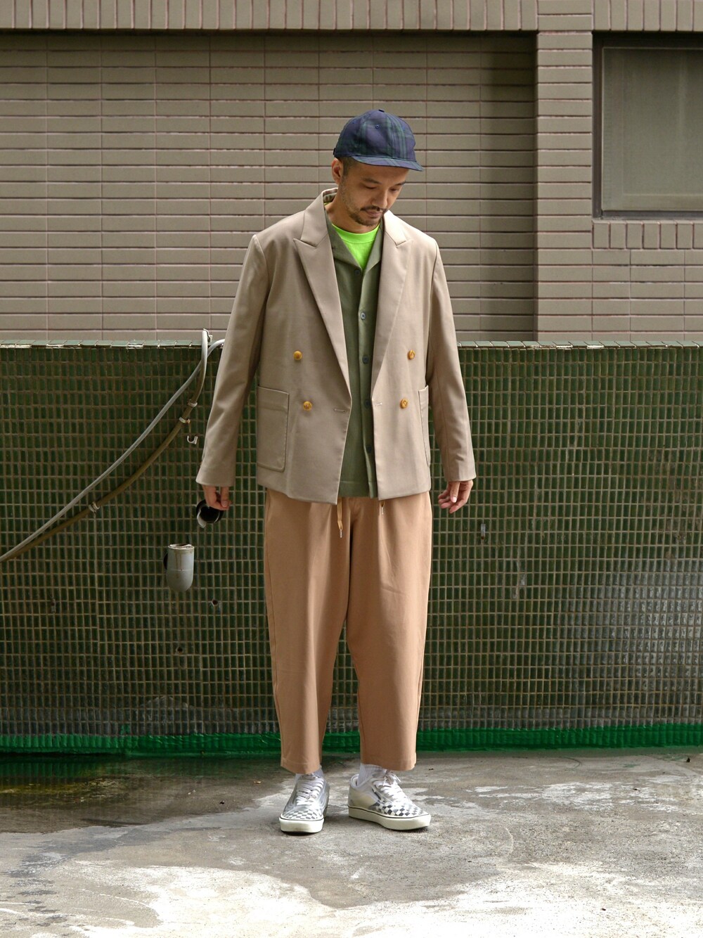 「VANS、cop by plain-me 」｜「plain-meのCOP ヘビーオンスTEE（Tシャツ/カットソー、グリーン系）」を使った、plain-me_Akkoさん（メンズ・177cm）の夏コーディネートの1枚目の写真