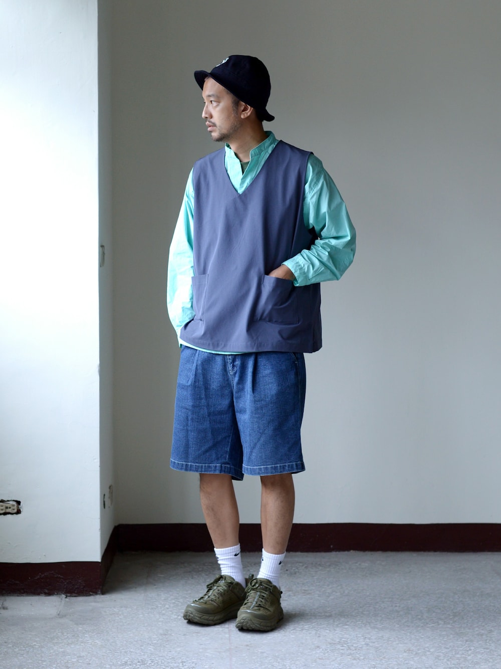 「copine、HOKAONEONE」｜「plain-meのCOP ウォッシュドコットンロングシャツ（シャツ/ブラウス、グリーン系）」を使った、plain-me_Akkoさん（メンズ・177cm）の夏コーディネートの1枚目の写真