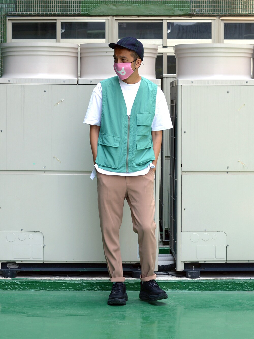 ホワイト系のTシャツ/カットソー、ブラウン系のチノパンツを着用したメンズの夏コーディネートの1枚目の写真
