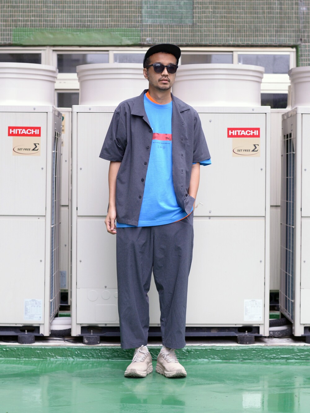 「BEAUTY&YOUTH UNITED ARROWS、cop by plain-me 、uniqlo x 村上隆 x Billie Eilish」｜「plain-meのCOP ナイロン両用エプロンバッグ（ショルダーバッグ、オレンジ系）」を使った、plain-me_Akkoさん（メンズ・177cm）の夏コーディネートの1枚目の写真