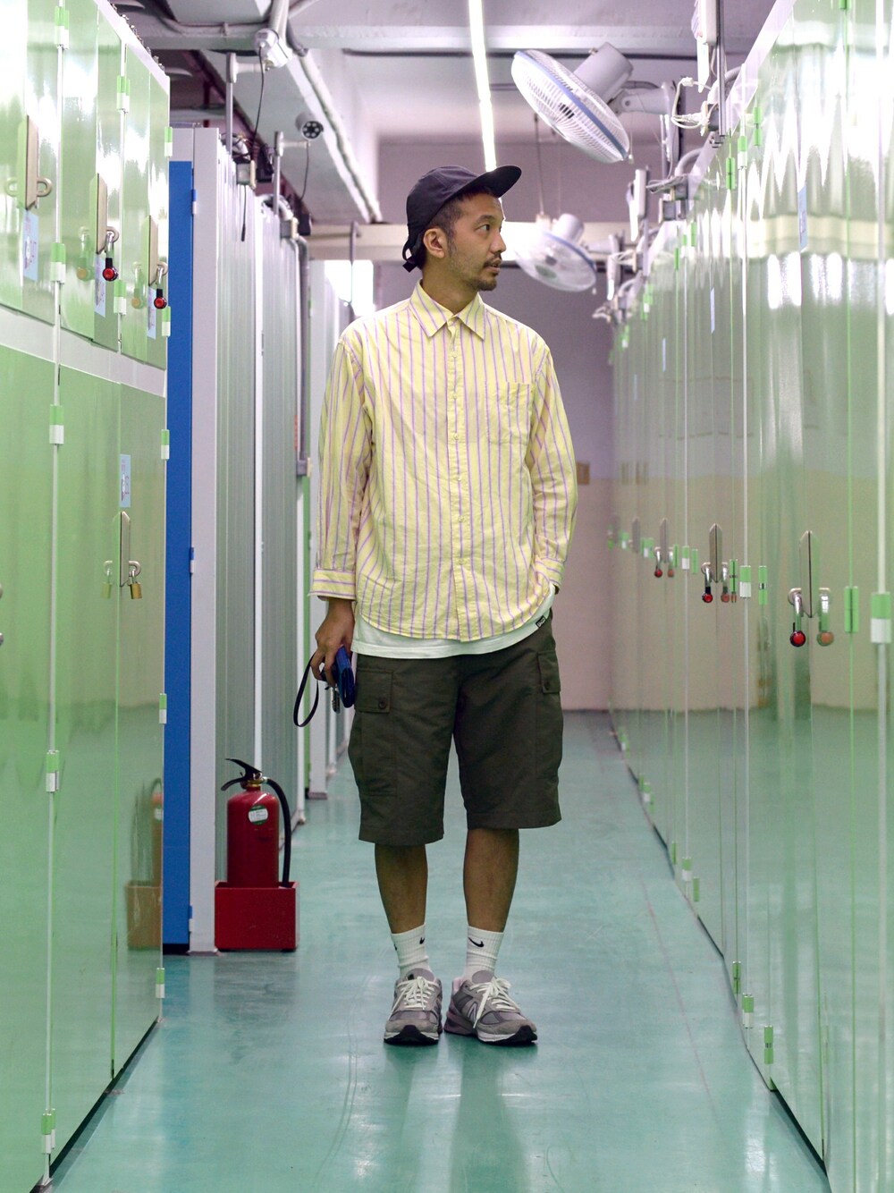「plain-me、cop by plain-me 、NEW BALANCE 990V5、BEAUTY & Youth  x plain-me」｜「plain-meのCOP 撥水高耐久ミリタリーショートパンツ（その他パンツ、ベージュ系）」を使った、plain-me_Akkoさん（メンズ・177cm）の夏コーディネートの1枚目の写真