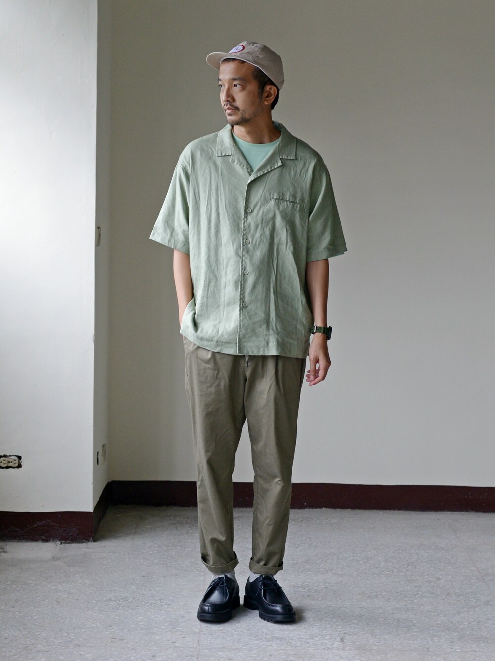 「plain-me、cop by plain-me 、kleman padror」｜「COPの紀念品JNP 台湾朝食店(營養早餐店)オーナーベースボールキャップ（キャップ、ベージュ系）」を使った、plain-me_Akkoさん（メンズ・177cm）の夏コーディネートの1枚目の写真