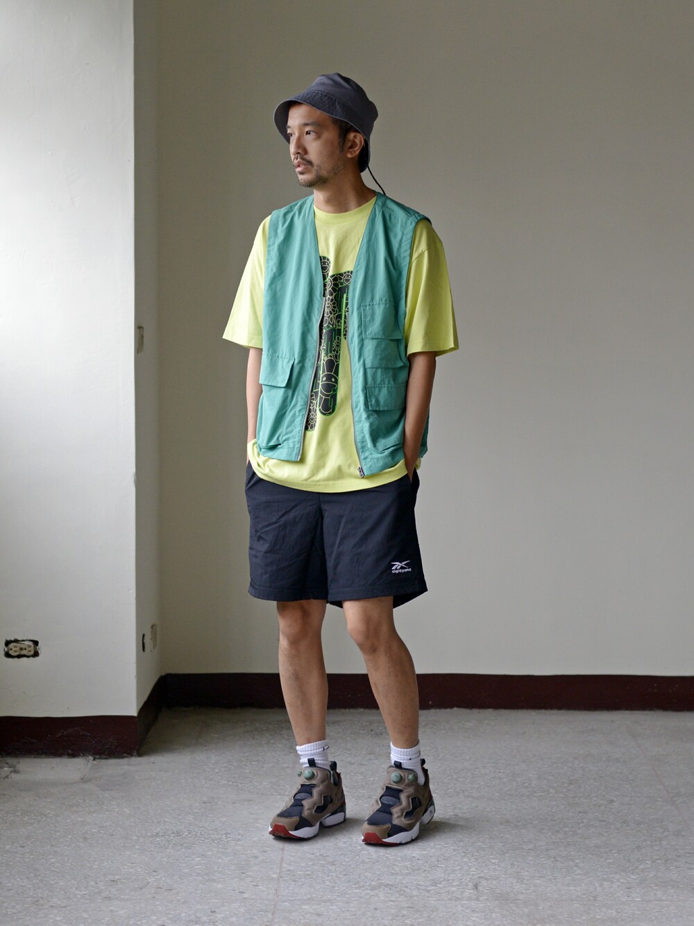 「reebok、plain-me、cop by plain-me 、uniqlo x 村上隆 x Billie Eilish」｜「plain-meのCOP 撥水マルチポケットベスト（ベスト、グリーン系）」を使った、plain-me_Akkoさん（メンズ・177cm）の夏コーディネートの1枚目の写真
