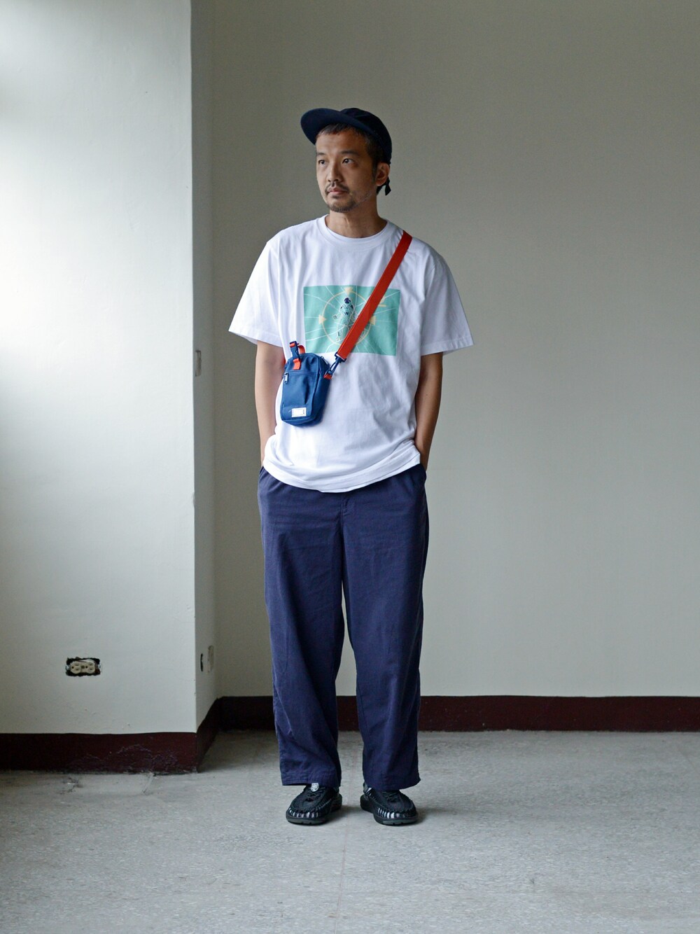 「keen、Uniqlo UT、cop by plain-me 、Beauty & Youth x plain-me」｜「plain-meのCOP 多機能ショルダーバッグ（ショルダーバッグ、ブルー系）」を使った、plain-me_Akkoさん（メンズ・177cm）の夏コーディネートの1枚目の写真