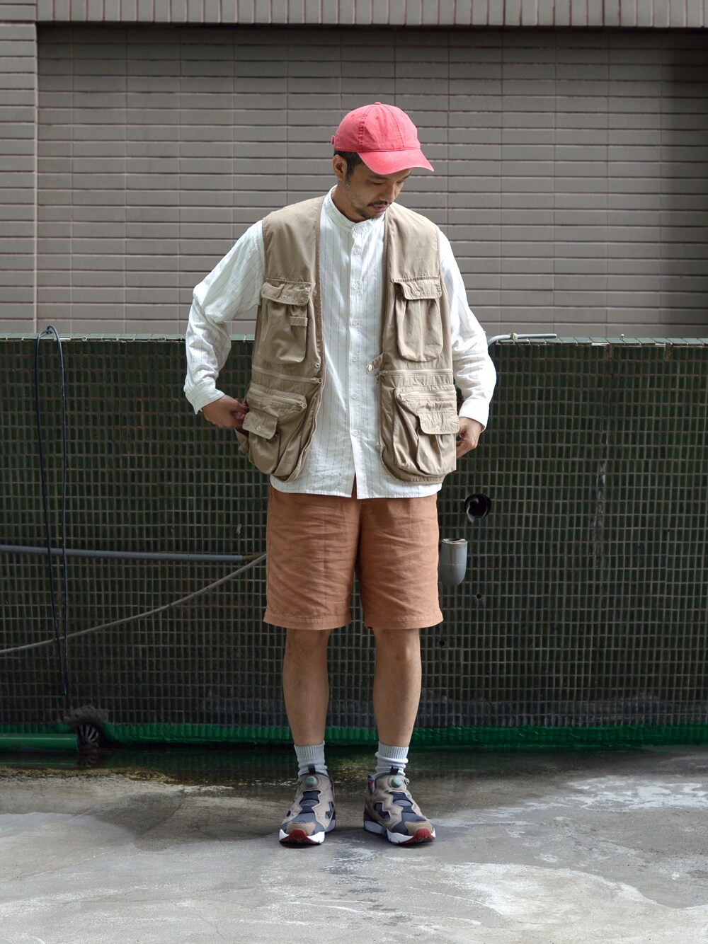 ベージュ系のその他パンツ、ブルー系のシャツ/ブラウスを着用したメンズの夏コーディネートの1枚目の写真