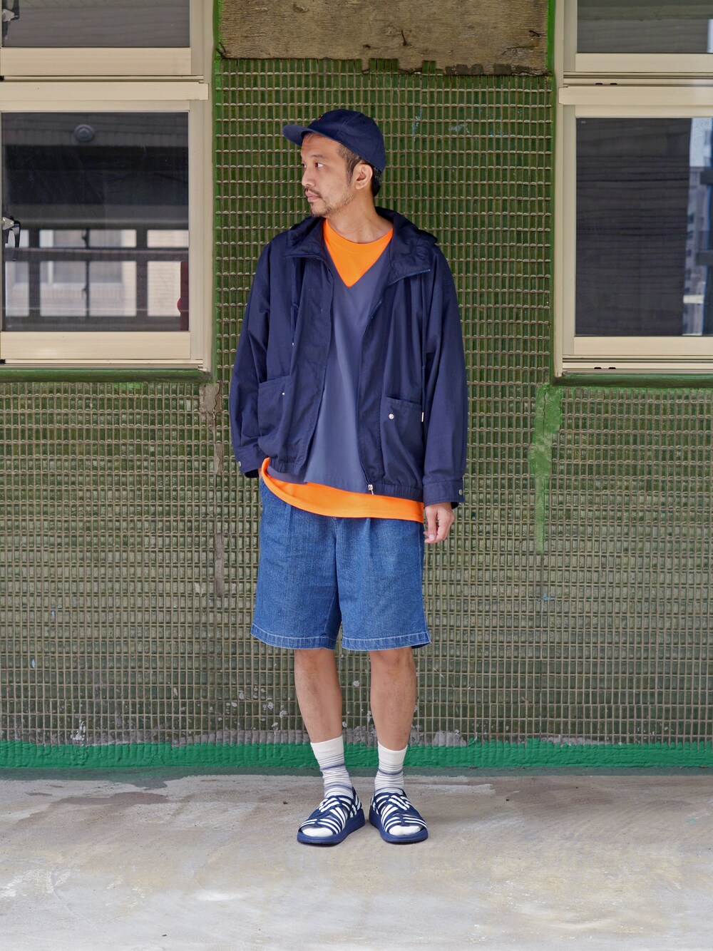 「plain-me、cop by plain-me 、BEAUTY & Youth  x plain-me、MALIBU VEGAN LEATHER CANYON CLASSIC」｜「plain-meのCOP ナイロン吸湿性ワイドショートパンツ（その他パンツ、ブルー系）」を使った、plain-me_Akkoさん（メンズ・177cm）の夏コーディネートの1枚目の写真
