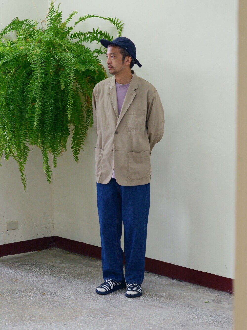 「UNIQLO、plain-me、cop by plain-me 、Beauty & Youth x plain-me」｜「plain-meのCOP ワイドジーンズ（デニムパンツ、ブルー系）」を使った、plain-me_Akkoさん（メンズ・177cm）の夏コーディネートの1枚目の写真