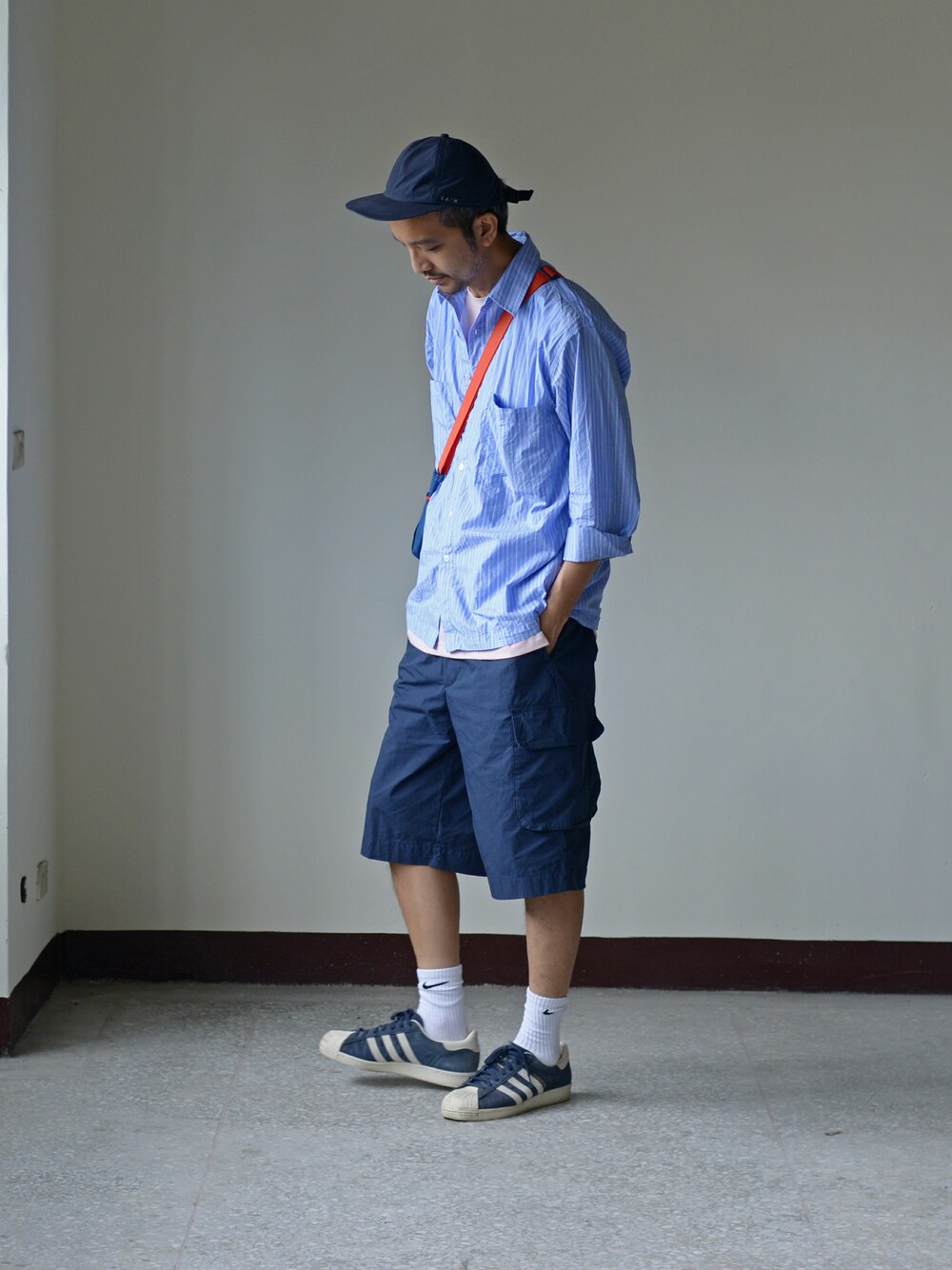「plain-me、cop by plain-me 」｜「plain-meのCOP ストライプポケットワイドシャツ（シャツ/ブラウス、ブルー系）」を使った、plain-me_Akkoさん（メンズ・177cm）の夏コーディネートの1枚目の写真