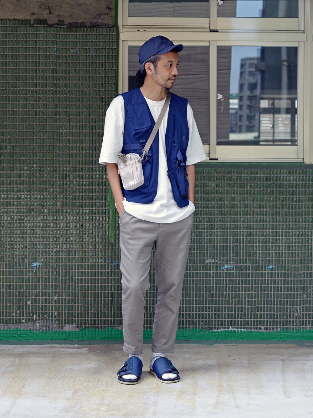 グリーン系のショルダーバッグを着用したメンズの夏コーディネートの1枚目の写真